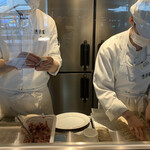 餃子といえば芭莉龍 - 店内で餃子を作っています