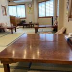 Miyataya - 1階のお席は満席
      2階の御座敷に案内されます
      セルフで冷たいお茶をいただきす