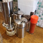 拉麺アイオイ - 卓上備品の様子。