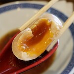 拉麺アイオイ - ・「味玉(¥100)」の断面。