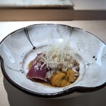 菊鮨 - やいと鰹、紫雲丹（箱に三郎雲丹という表示がありましたので、阿久根の品かと）