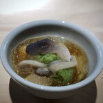 菊鮨 - ＊ホッキ貝は軽く塩もみで。こういう貝類を好まない主人が珍しく「美味しい」と。 酢も強くなく、オクラと合わせるのもセンスがいいこと。