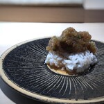 菊鮨 - ＊軽く湯引きされた「鱧」は、梅ではなく「少しピリ辛の大根おろし」で。 大根おろしの味わいがよく、鱧も美味しい。