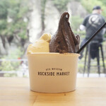 ROCKSIDE MARKET - ・2種盛り ダブルジェラート 540円/税込※完熟バナナ、ベルギーチョコレート