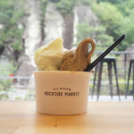 ROCKSIDE MARKET - ・2種盛り ダブルジェラート 540円/税込※マスカット オブ アレキサンドリア、一番摘みほうじ茶