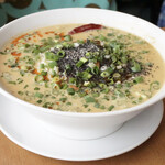 小閣樓 - ・小閣樓名物 白担々麺 900円/税込※パクチー抜き