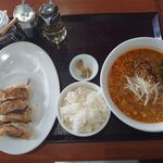 シュンシャン・春香 - 担々麵 ギョーザセット 900円