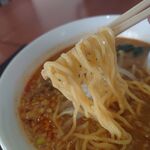 シュンシャン・春香 - 中細縮れ麵。