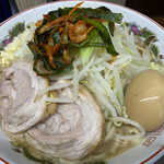 ラーメン二郎 - 小ラーメン（780円）＋味つけ玉子（80円）＋ニラキムチ（80円）、ニンニクコール