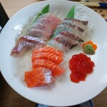 虹のマート - 刺身3種（海峡サーモン、青森県産真鯛、青森県産メバル）盛り付けは自宅にて