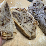 パン屋 ルーツ - くるみが端までしっかり入ってます♪