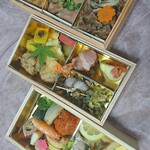 神の水 - 三色贅沢弁当