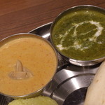 インド料理 ムンバイ - エビとマッシュルームカレーとほうれん草ベースのヘルシーカレー