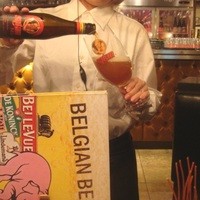 ベルジアンブラッスリーコート バレル - サタンのレッド！を入れてくれる美人スタッフさん！