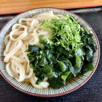 丸池製麺所 - 器いっぱいに盛られた麺。
            なので、出汁はかなり少なめ。