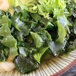 丸池製麺所 - 鳴門産のわかめを使用。
      質はかなり良くって量もまずまず。