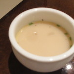 トラットリア コルポ デラ ストレーガ - ランチ（１０００円）の鳥の出汁のスープ