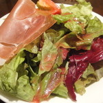 トラットリア コルポ デラ ストレーガ - プロシュートがのったサラダ