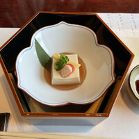 個室和食 東山 新宿本店 - 出汁しゃぶ会席
                    前菜 桜ゆば豆腐
                    筍 一寸豆 海老 木の芽