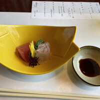 個室和食 東山 新宿本店 - 出汁しゃぶ会席
                    造里 鮪 鯛
                    妻一式 昆布醤油