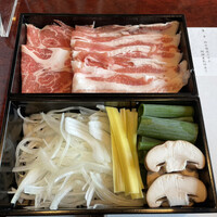 個室和食 東山 新宿本店 - 出汁しゃぶ会席
                      鍋物 イベリコ豚 出汁しゃぶ一人鍋
                      玉葱 分葱 椎茸 黄韮 黒胡椒をお好みで