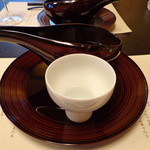 柚木元 - 松茸の土瓶蒸し。美しい器ですがせっかくの料理が冷めてしまいました。