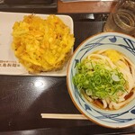 Marugame Seimen - ぶっかけ 冷 並(320円)/野菜かき揚げ(140円)