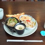 Table FAN - アイスオーレ（モーニングサービス付き）550円
                      手作り感満載なモーニングの料理