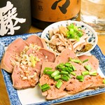 Ebisu Hajikami - お店に来たらまず注文したい一品！新鮮な豚肉を使って調理した豚の刺し盛り。