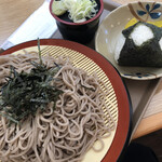 北のたまゆら - ざるそばと梅おにぎり 640円