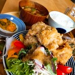 QINOCO RSK - 唐揚げ定食！サラダの横にカリカリの大きな生姜の味が効いた唐揚げ4個(*^^*)小鉢2品にご飯と味噌汁