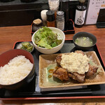 Sumibiyaki Tori Torisuke - セット。チキン南蛮、ご飯、サラダ、漬物、鳥スープ。