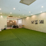 ポーターハウス ステーキ&グリル - 人工芝をひいた屋内ドッグラン