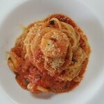 笠原魚店 - 海老のトマトソースパスタ