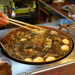 藤や - 2012.10 煮込み鍋から店主が箸で取り分けてくれます