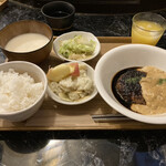 ハンバーグ レストラン 愛志亭 - レギュラーハンバーグ　
            ソースは、オニオン&ベシャメル