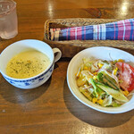 Agura - ランチのスープ、サラダ