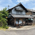 阿蔵 - 店舗　外観 　窓の意匠が面白い