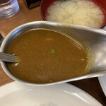 ニューラホール - カレー様はカレーポットに入って貫禄の入場