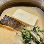すずきの - 本日のメインは桜鱒の白味噌仕立て　豆腐がトロトロ 牛蒡と春菊が炊き合わせてあります