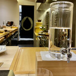 鮨 心白 - 目の前のポットは飲み放題の酒・・・じゃなくて水