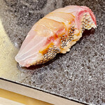 鮨 心白 - 握りは伊佐木から　香りが素晴らしい　トップバッターに最高ですね