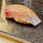 鮨 心白 - 二貫目は縞鯵　これも締め方が大変素晴らしくて旨味がぎゅっと濃縮されています