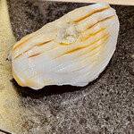 鮨 心白 - 巨大な地蛸の足を薄くスライスして握りに　軽い舌触りと濃厚な旨味　シャリとの相性抜群です
