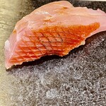 鮨 心白 - 金目鯛は例によって炭で焼き目をつけます　これがとても良いアクセントになります