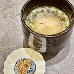 鮨 心白 - もずくのあら汁仕立て　素晴らしい出汁が出てます　七味唐辛子で味変するのもいいですね