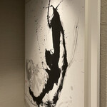 鮨 心白 - 店の引き戸の手前に墨絵が飾られているんですけどこれかなり素敵です