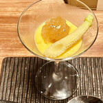 オオクサ - カクテルグラスに入れられた熊野地鶏のジュレと玉蜀黍のポタージュ　奥様らしいスタイリッシュな一品です　熊野地鶏ってすごい食材だと実感します