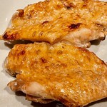 オオクサ - 手羽食べ比べ　こちらは熊野地鶏の手羽です　味の濃さと身の弾力はこちらに軍配が上がります