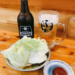 串屋横丁 - 白ホッピーセット［490円］とお通しのキャベツ味噌